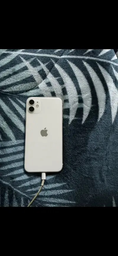 iPhone 11 blanco en buen estado - miniatura 1