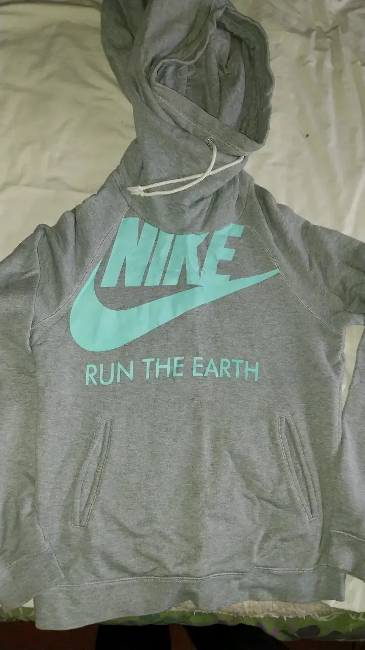 Polerón Nike gris con capucha