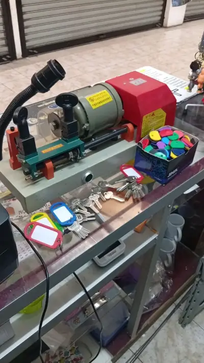 Máquina duplicadora de llaves profesional - miniatura 1