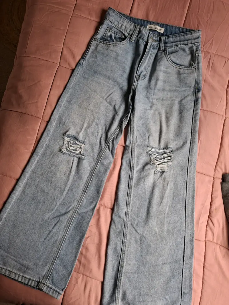 Jeans anchos de mezclilla con roturas