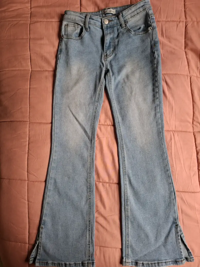 Jeans acampanados de mezclilla azul claro