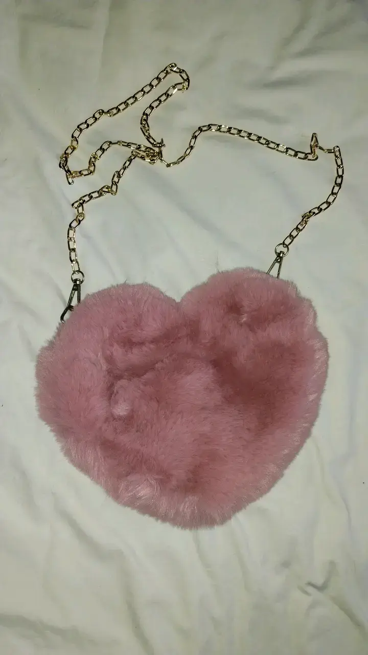 Bolso de peluche en forma de corazón rosa