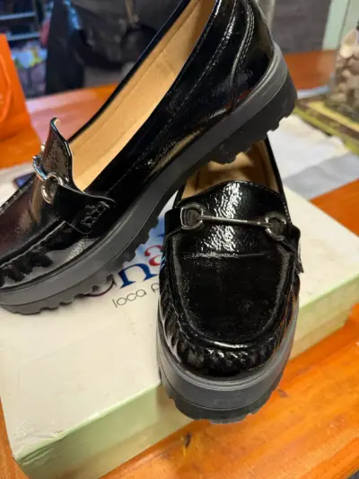 Mocasines negros de charol para mujer - miniatura 3