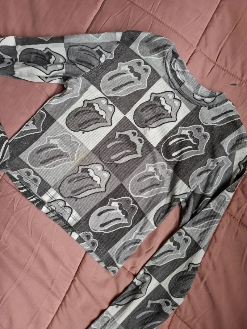 Polera manga larga estampada estilo Rolling Stones
