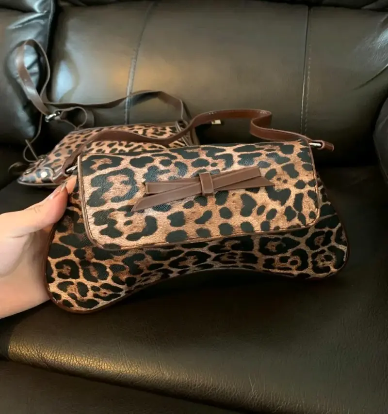 Cartera de mano estampado leopardo con lazo - 1