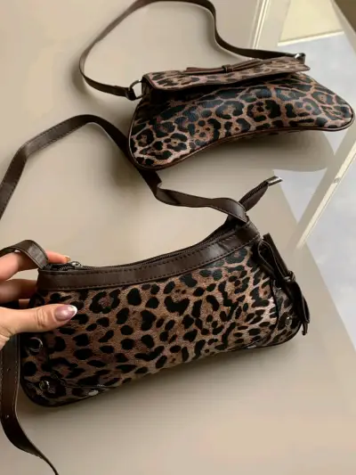 Cartera de mano estampado leopardo con lazo - miniatura 2