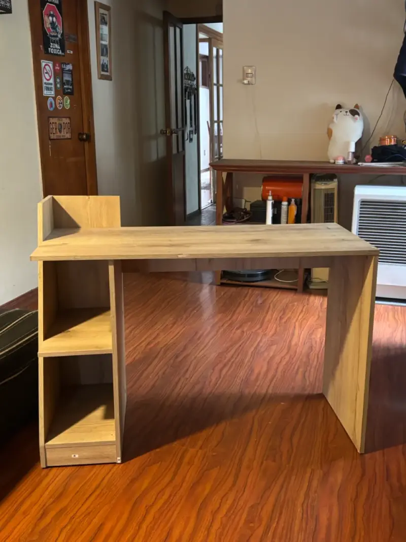 Escritorio de madera con estantes integrados - 1