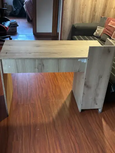 Escritorio de madera con estantes integrados - miniatura 2
