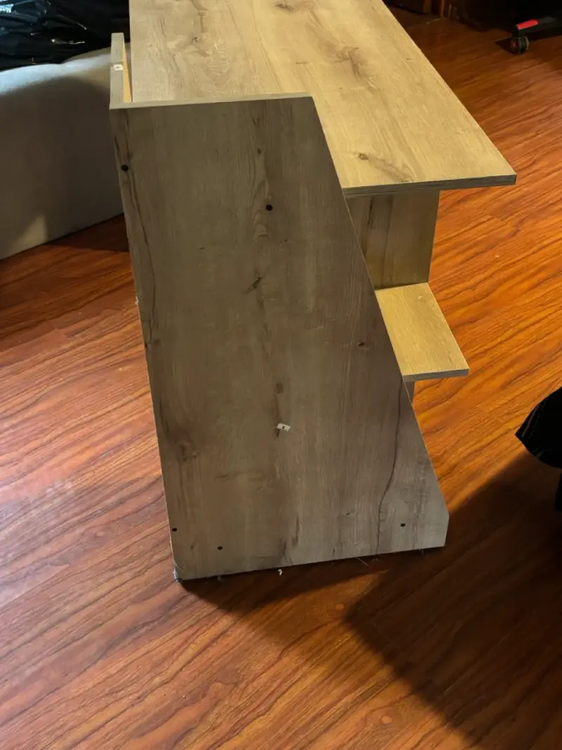 Escritorio de madera con estantes integrados - 3