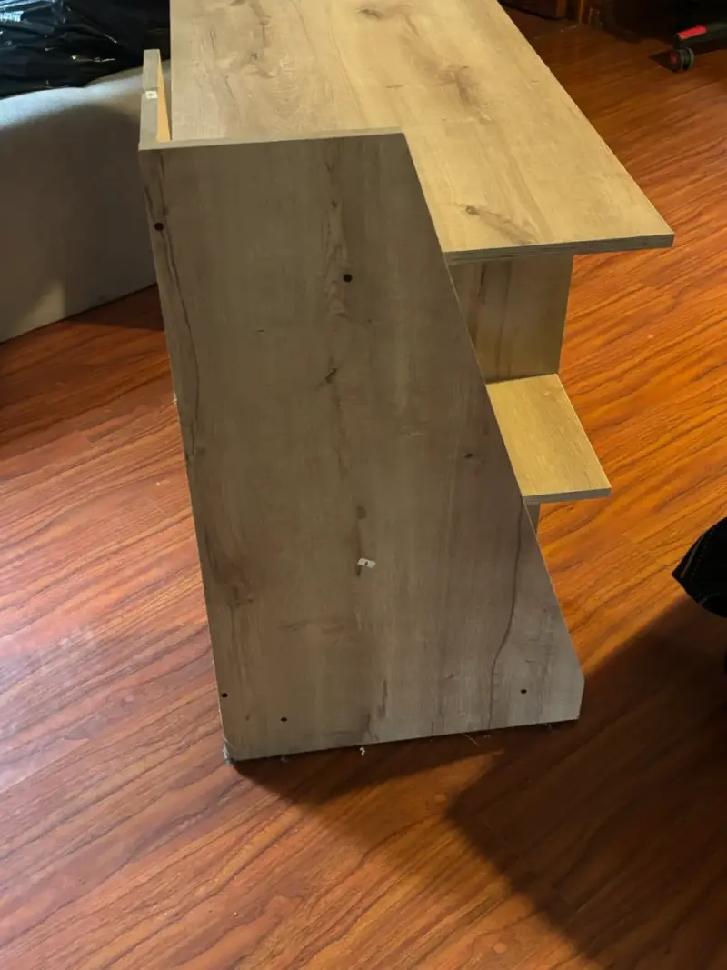 Escritorio de madera con estantes integrados - 4