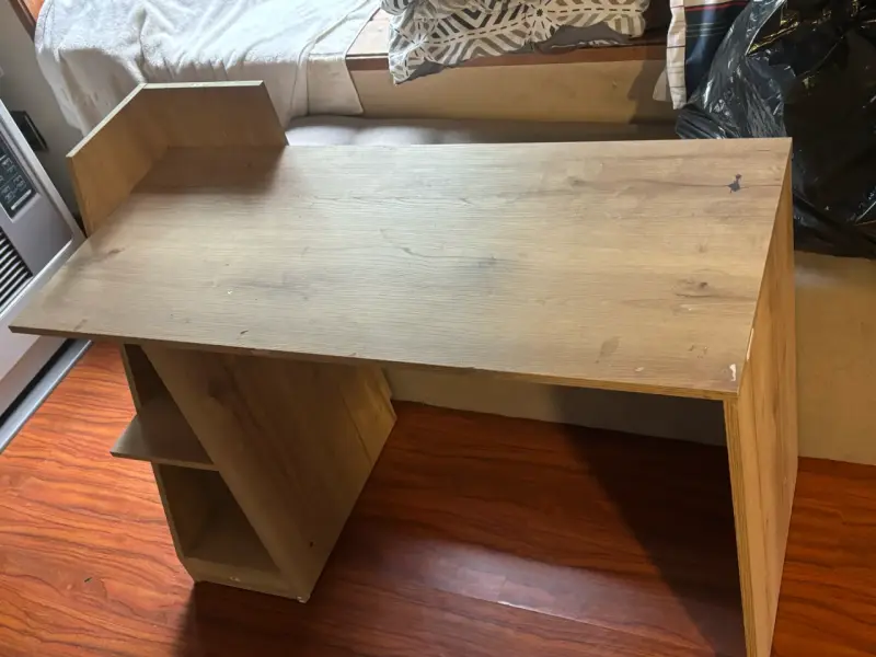 Escritorio de madera con estantes integrados - 6