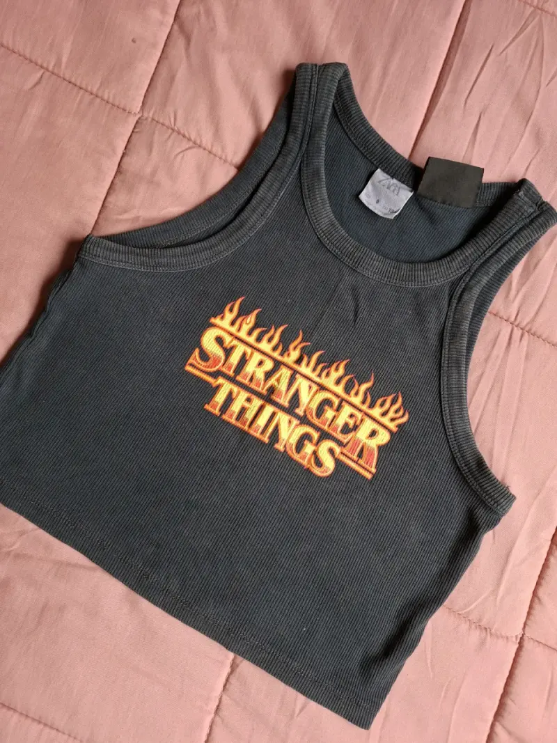 Crop top Stranger Things gris oscuro