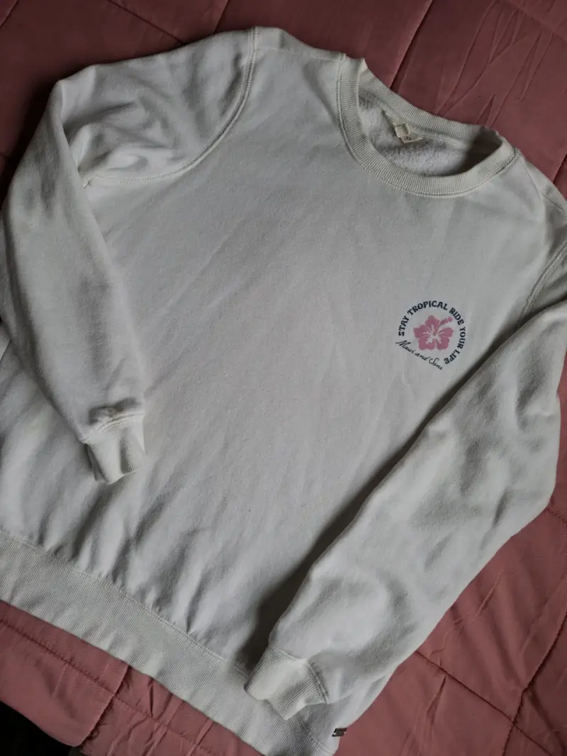 Polerón blanco con diseño floral