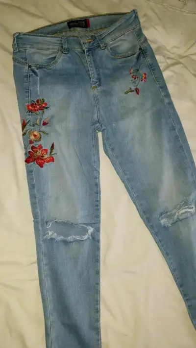 Jeans de mezclilla con bordado floral - miniatura 1