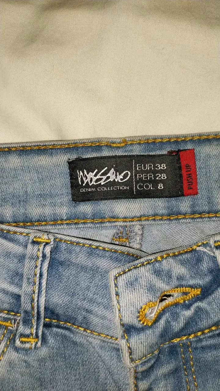 Jeans de mezclilla con bordado floral - 2