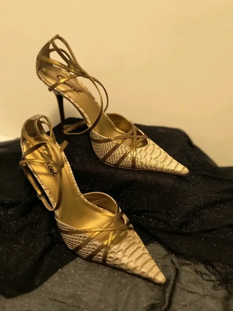Zapatos de tacón dorados con diseño elegante