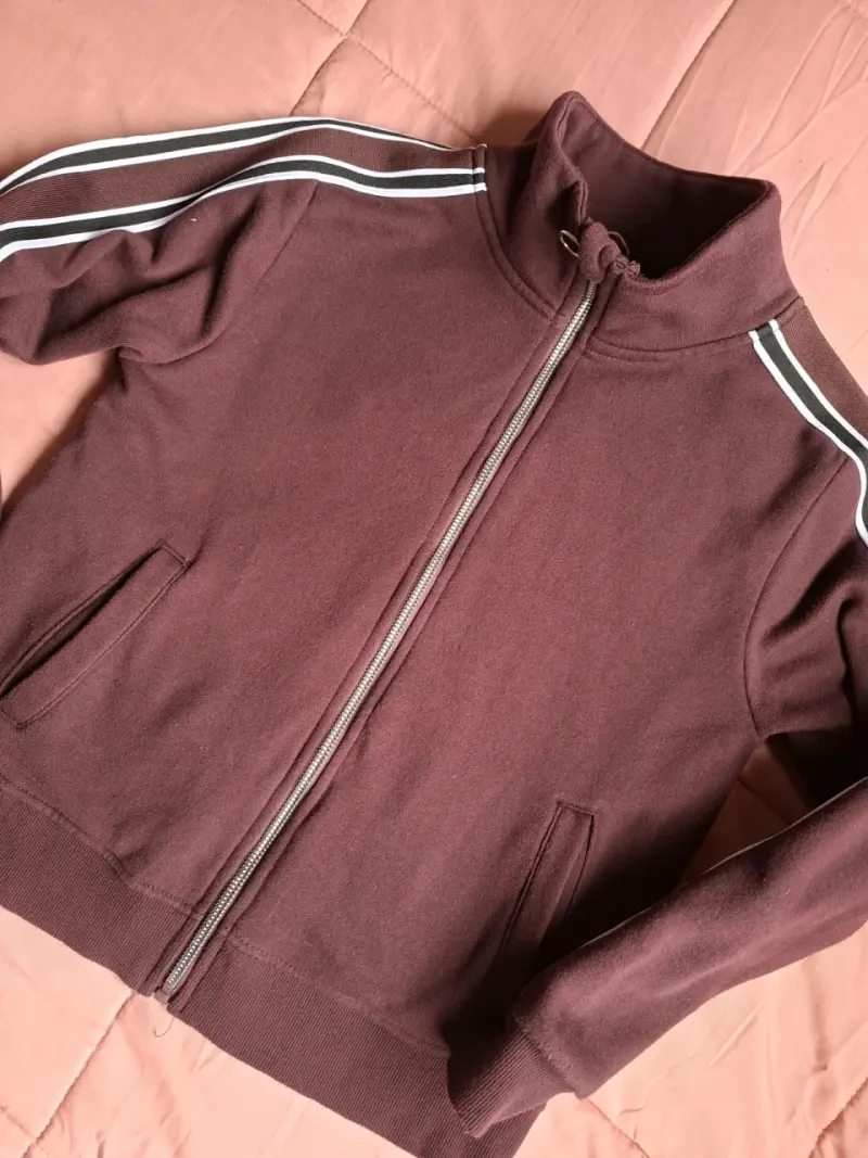Chaqueta deportiva burdeos con cierre completo