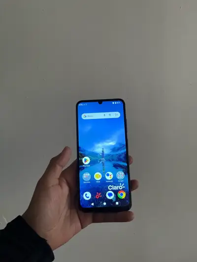 Smartphone ZTE con triple cámara trasera - miniatura 1
