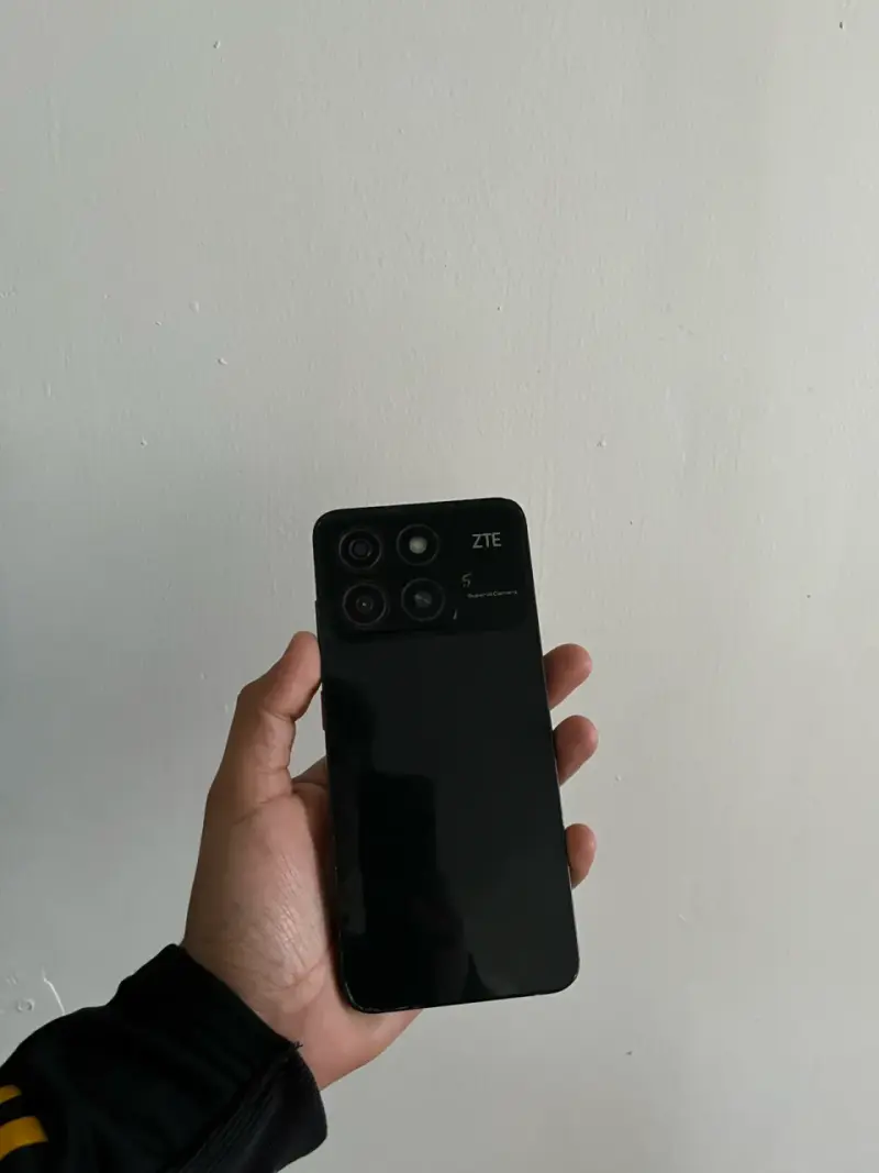 Smartphone ZTE con triple cámara trasera - 3