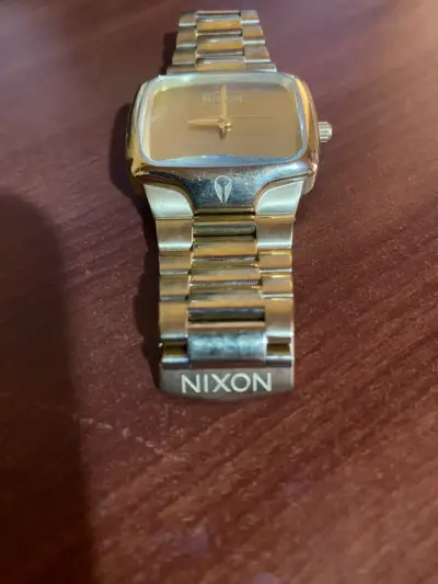 Reloj dorado Nixon de acero inoxidable - miniatura 1