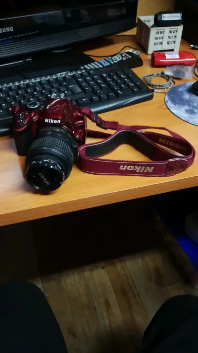 Cámara Nikon DSLR roja con lente 18-55mm - miniatura 1