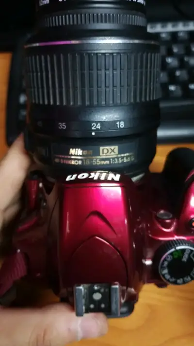 Cámara Nikon DSLR roja con lente 18-55mm - miniatura 4