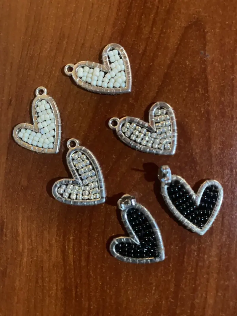 Set de aros  corazón con mostacillas tejidas - 4