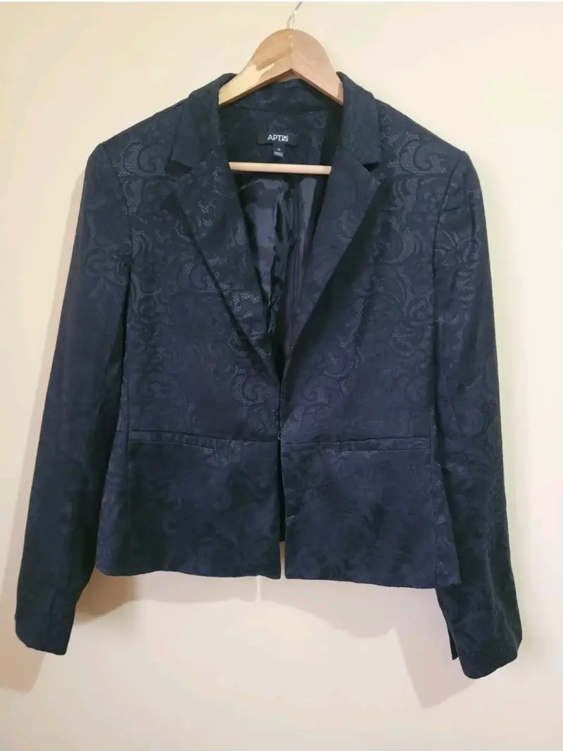 Blazer negro con diseño floral APT 9