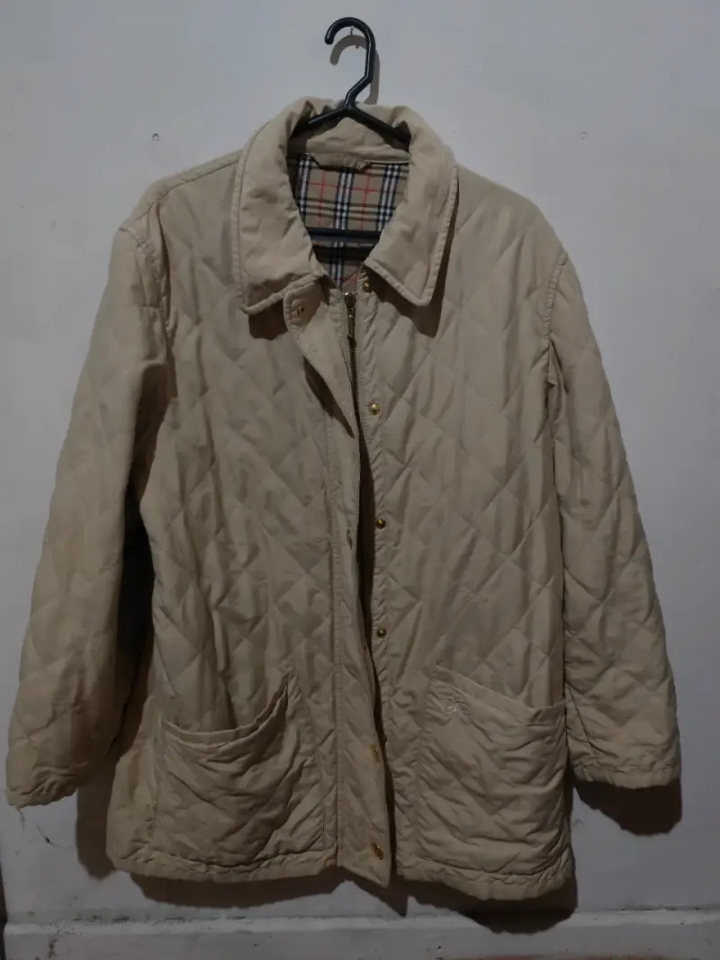Chaqueta acolchada beige con forro a cuadros - 2