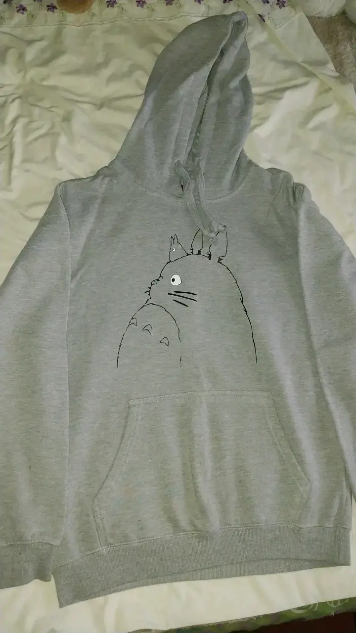 Polerón gris con diseño de Totoro