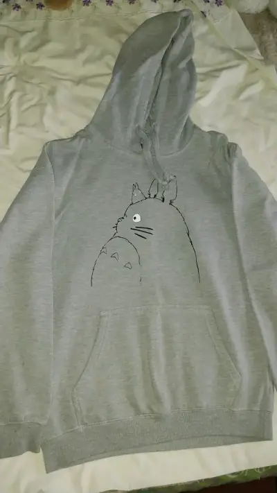 Polerón gris con diseño de Totoro - miniatura 1