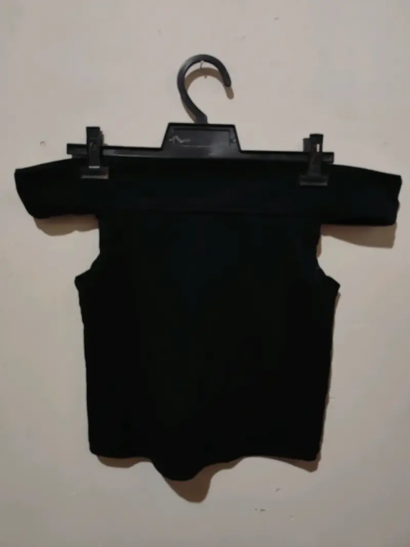 Top negro de mujer estilo off-shoulder - 1