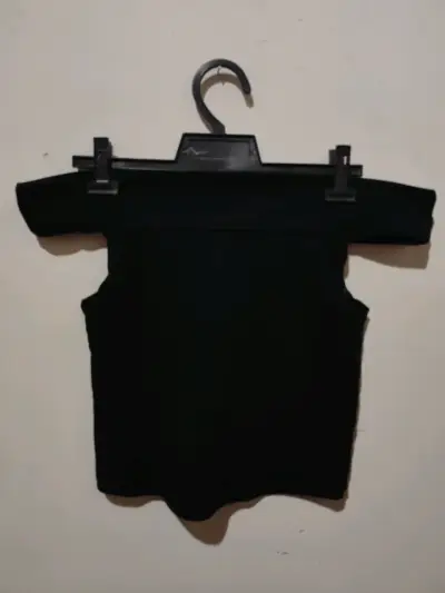 Top negro de mujer estilo off-shoulder - miniatura 1