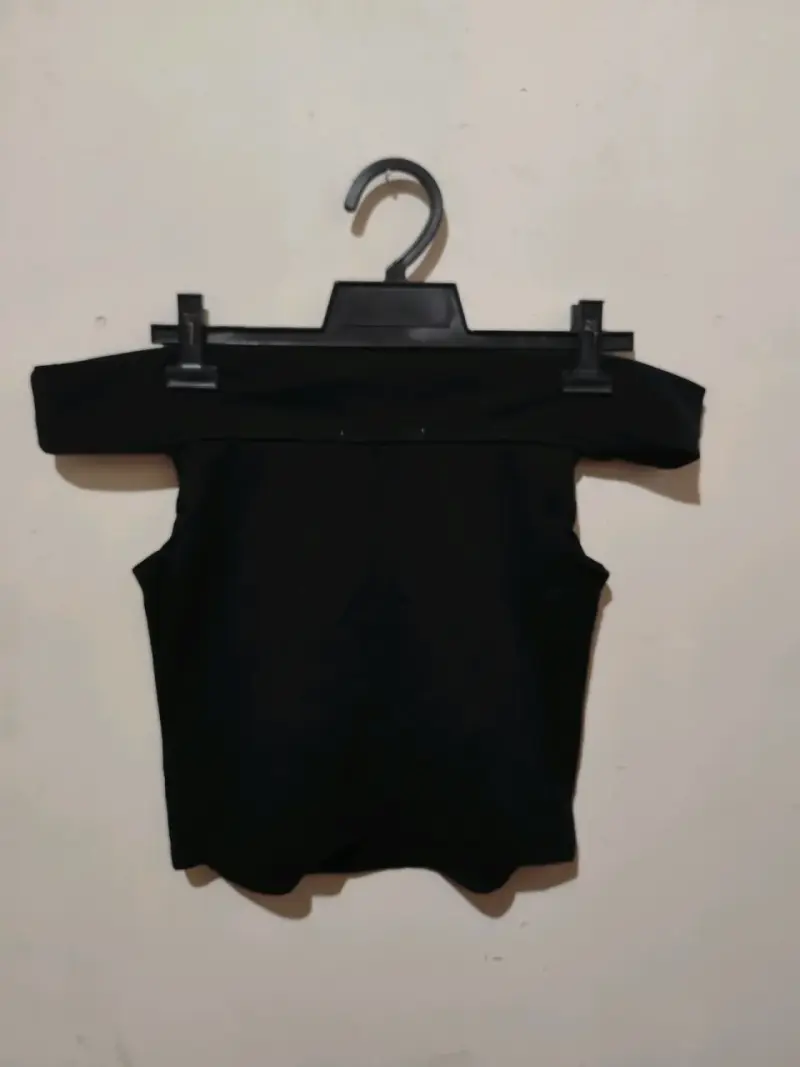 Top negro de mujer estilo off-shoulder - 2