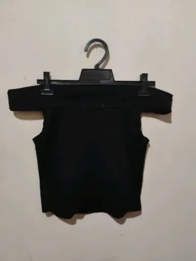 Top negro de mujer estilo off-shoulder - miniatura 2