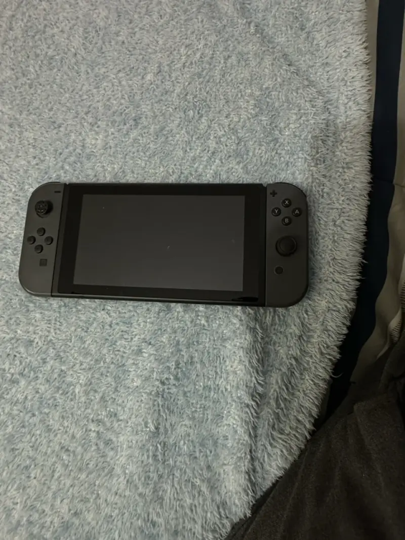 Consola Nintendo Switch con estuche Zelda - 1