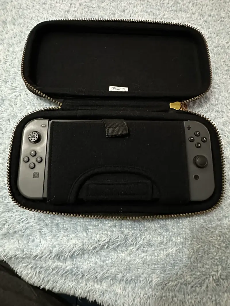 Consola Nintendo Switch con estuche Zelda - 2