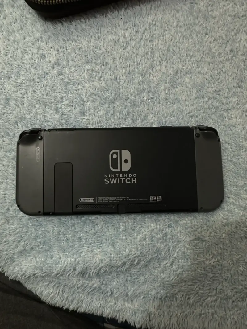Consola Nintendo Switch con estuche Zelda - 3