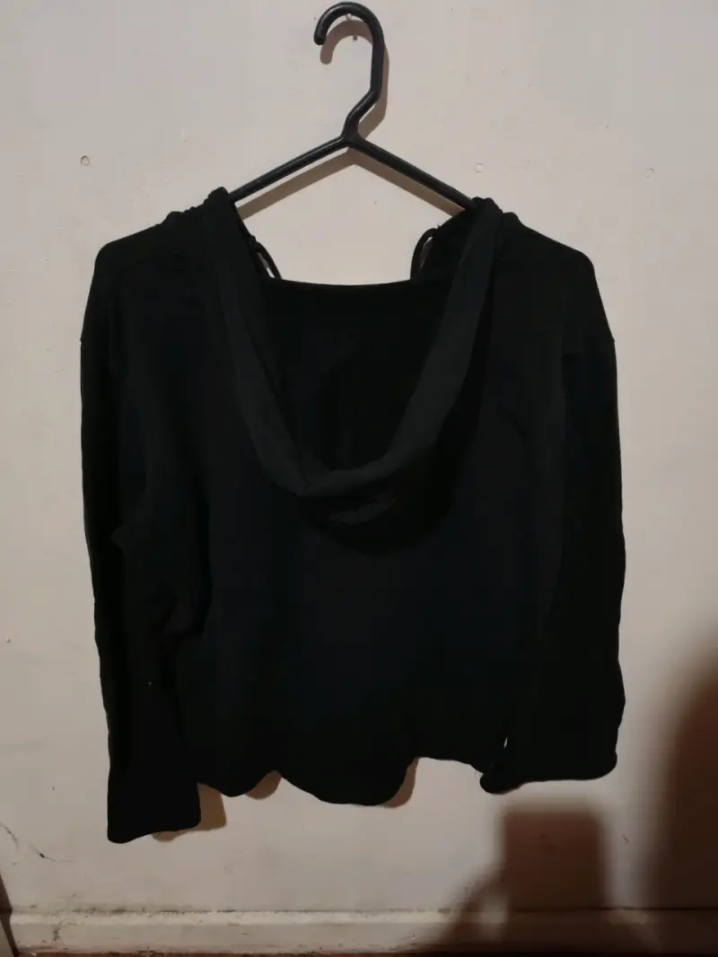 Polerón negro con capucha para mujer - 2
