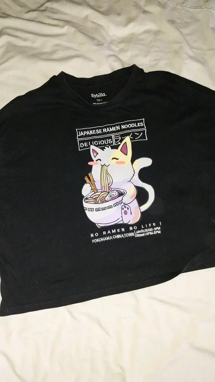 Polera negra con diseño de gato ramen Sybilla