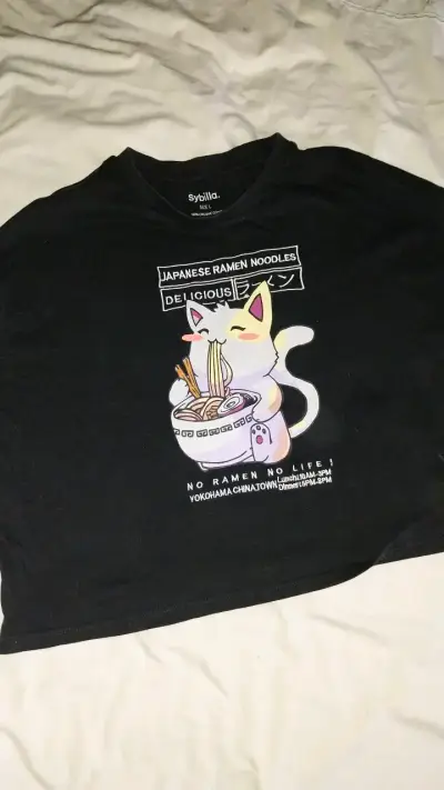 Polera negra con diseño de gato ramen Sybilla - miniatura 1