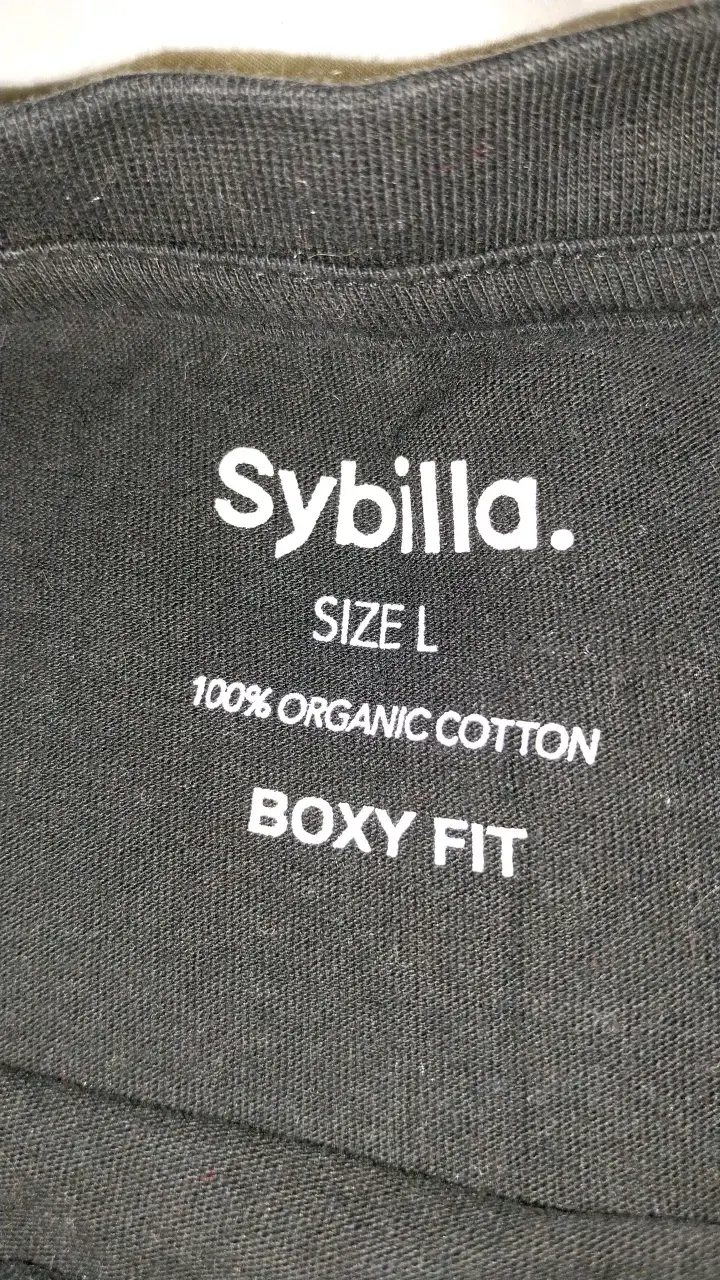 Polera negra con diseño de gato ramen Sybilla - 2