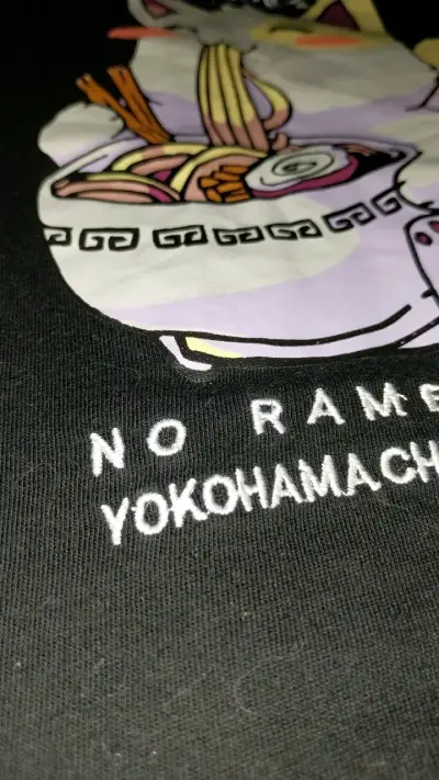 Polera negra con diseño de gato ramen Sybilla - miniatura 3