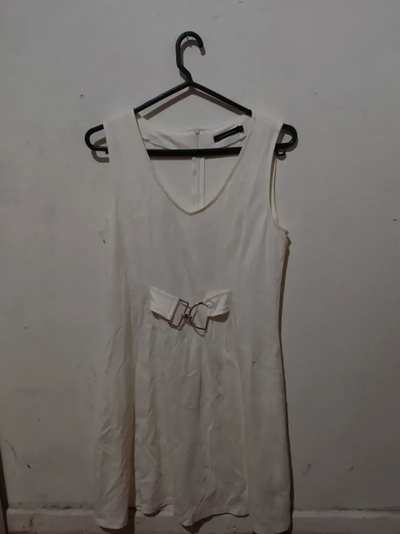 Vestido blanco con cinturón decorativo