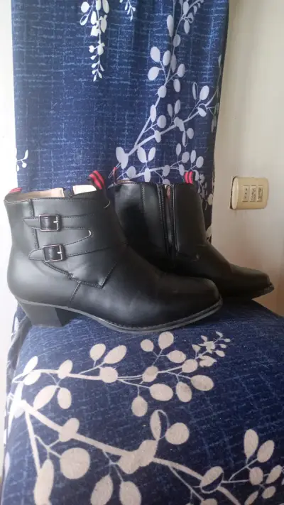 Botines negros de cuero con hebillas huaso 42 - miniatura 1
