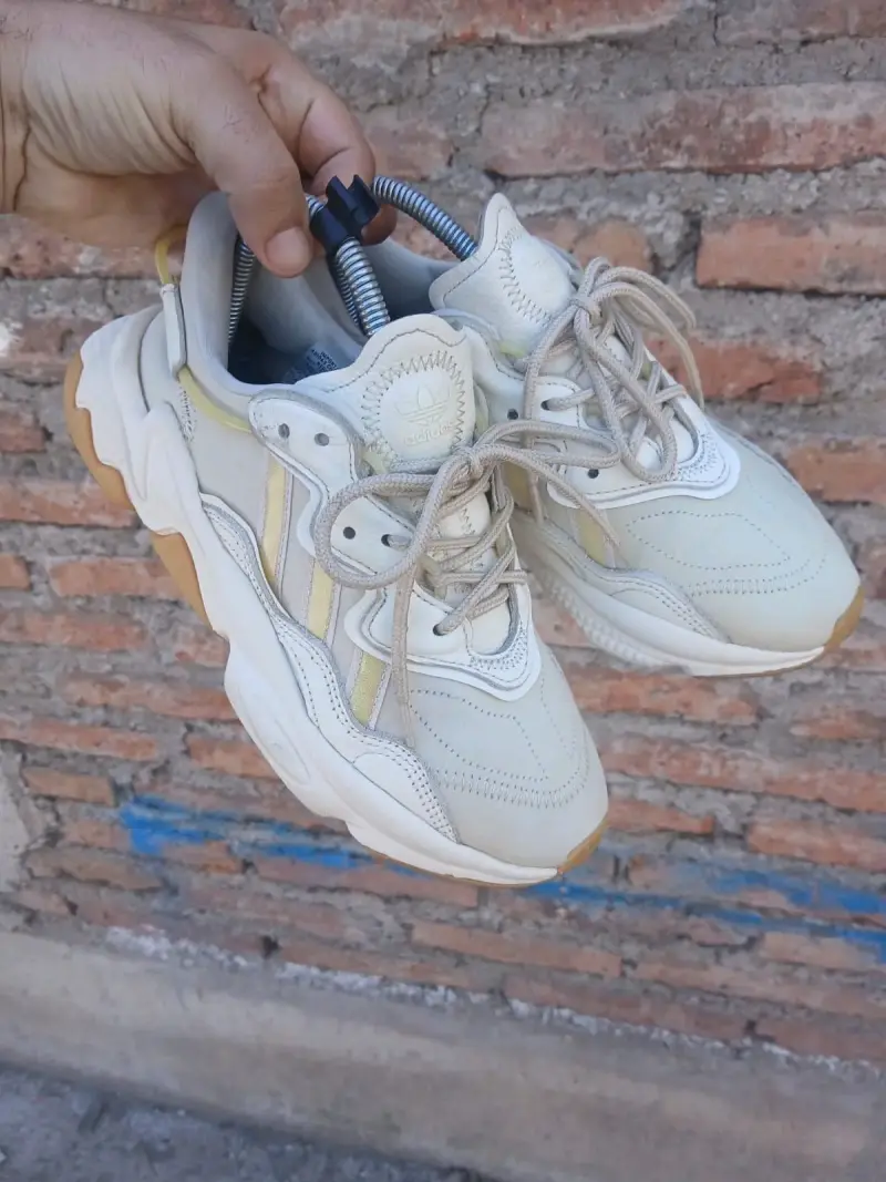 Zapatillas deportivas blancas Adidas en buen estado - 1