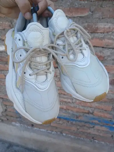 Zapatillas deportivas blancas Adidas en buen estado - miniatura 3
