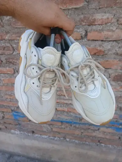 Zapatillas deportivas blancas Adidas en buen estado - miniatura 4
