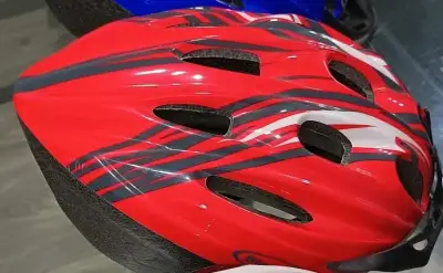 Casco de bicicleta rojo con diseño aerodinámico - miniatura 1