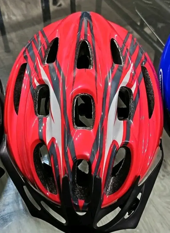 Casco de bicicleta rojo con diseño aerodinámico - 2